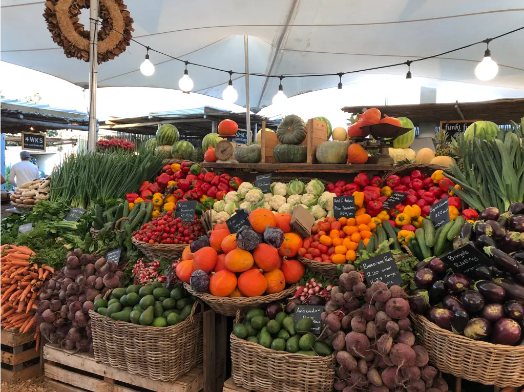Bunter Food Market in Kapstadt mit frischem Obst und Gemüse