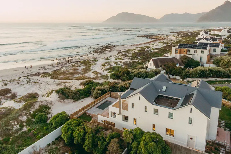 Luxus-Ferienhaus mit privatem Strandzugang am Atlantik bei Sonnenuntergang