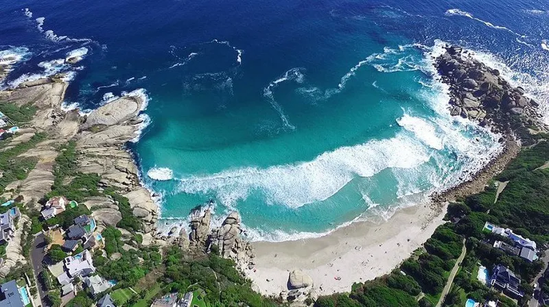 Plage sur la côte atlantique près de Kommetjie – lumière dorée du soir sur l'eau