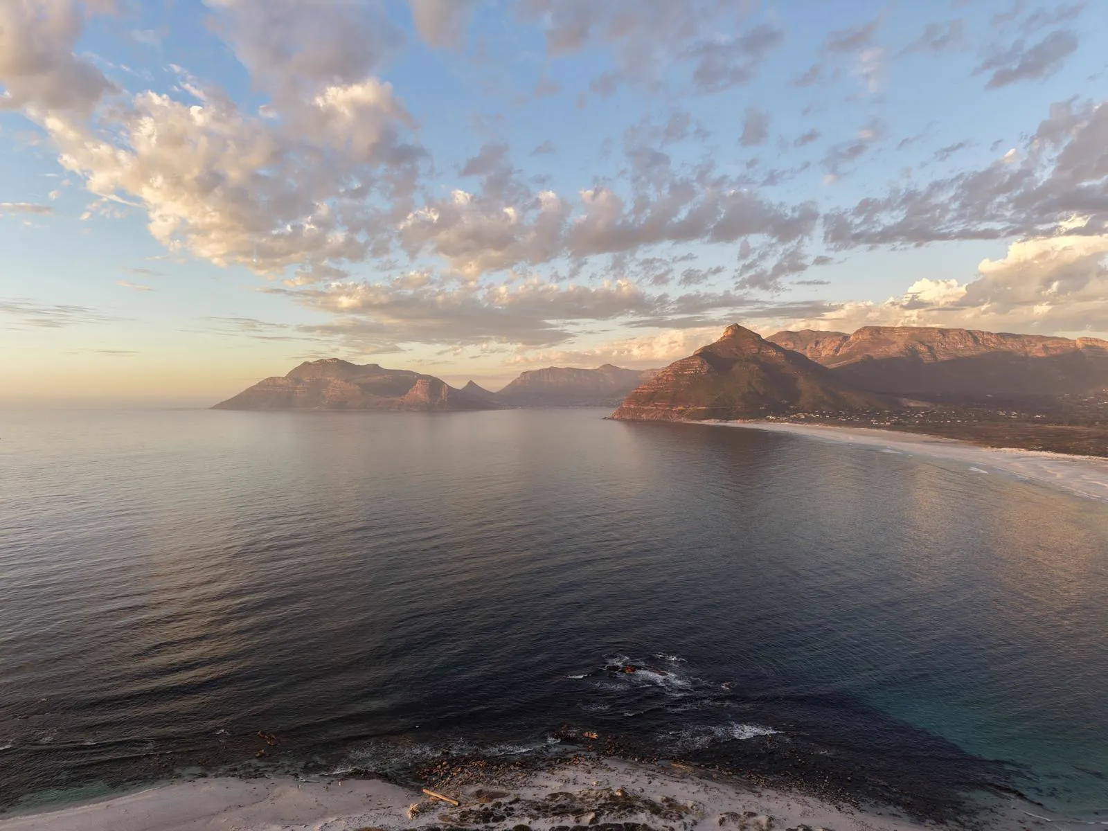 Berge der Kap-Halbinsel im goldenen Abendlicht