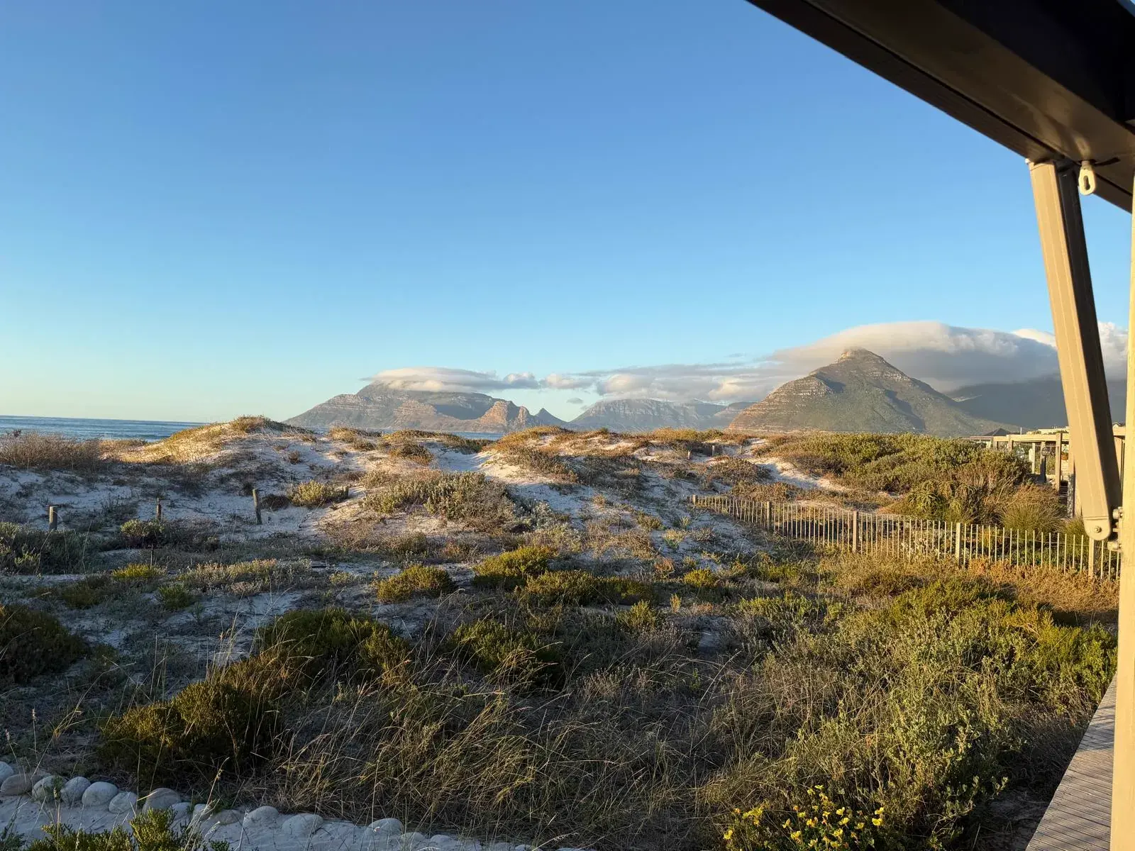 Dunes et terrasse avec vue sur la mer