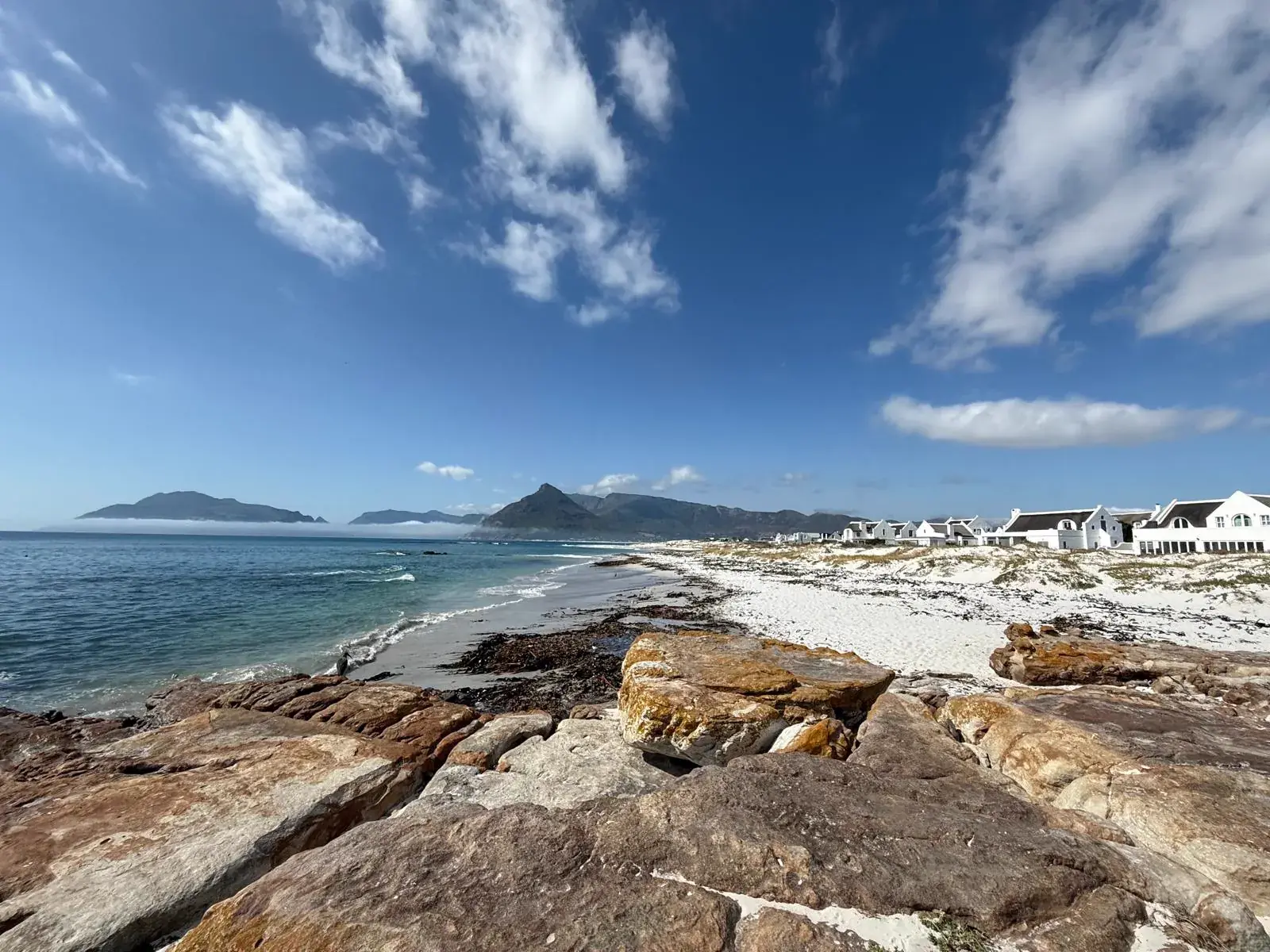 Felsküste mit Blick auf Kommetjie und die Berge
