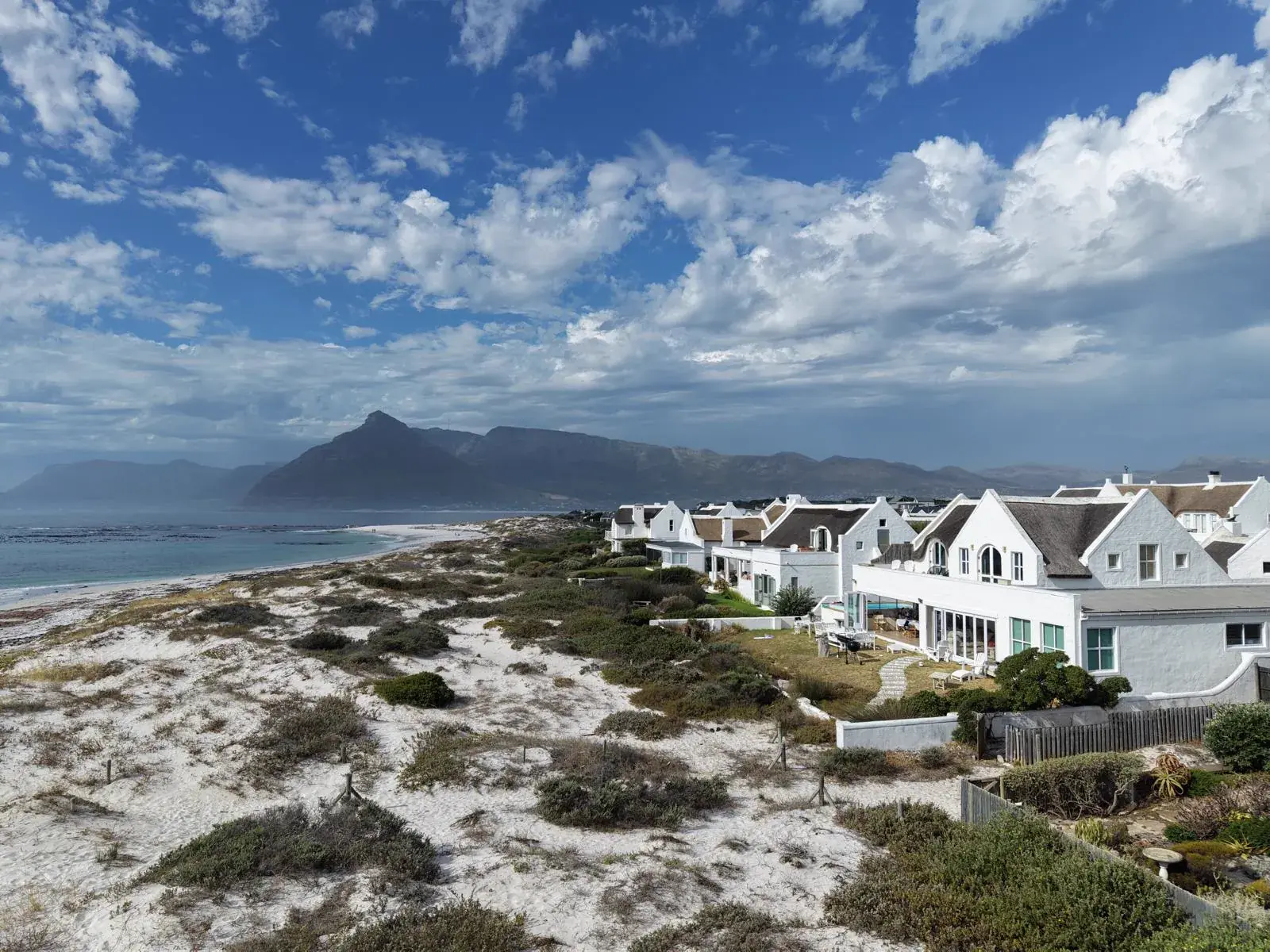 Kapholländische Häuser am Strand mit Bergpanorama