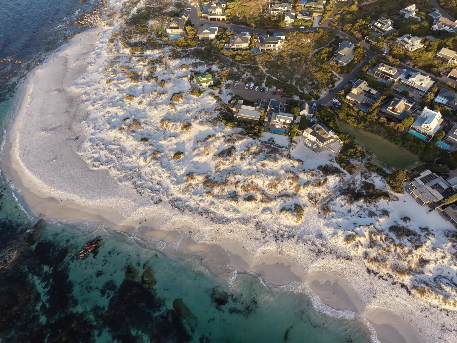 Strandabschnitt von Kommetjie mit Häusern aus der Luft
