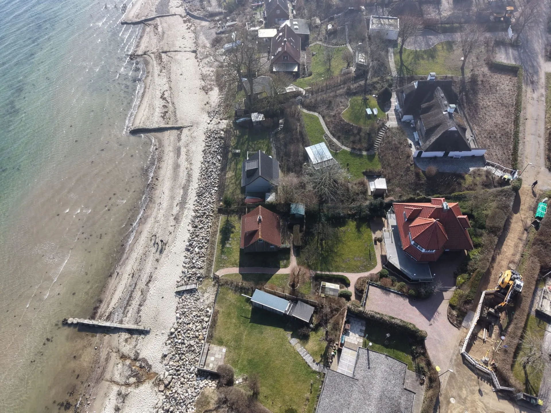 Luftaufnahme von Kommetjie mit Strand, Steg und Häusern an der Atlantikküste
